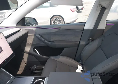 2026 Tesla Model Y Long Range Dual Motor All-Wheel Drive/Long Range Launch Series из США, поврежденный, VIN 7SAYGDEE8TA400159